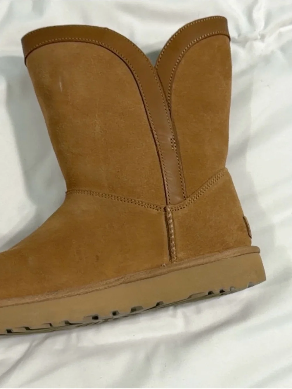 UGG Women's Chestnut Short Lunara new without box.